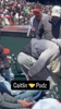 波杰与WNBA球星克拉克一同观战MLB，两人开心聊天~
