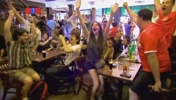 球迷狂喜！加拿大补时上演绝杀！加拿大各地球迷疯狂庆祝瞬间！