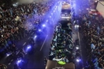 阿根廷归国得到狂热欢迎！众人夹道欢迎敞篷大巴车，斯卡洛尼招手