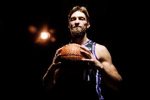 难救主！小萨博尼斯16中10拿到20分14板8助 正负值-15